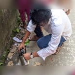তীব্র গরমে অসুস্থ পাখিকে পানি খাইয়ে সংবেদনশীলতার দৃষ্টান্ত