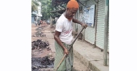 সংবাদ প্রকাশের পর বাবুরহাটে অচল ড্রেন সচলে পৌরসভার উদ্যোগ