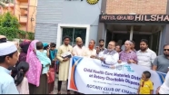 শিশুদের মাঝে চাঁদপুর রোটারী ক্লাবের স্বাস্থ্য পরিচর্যা সামগ্রী বিতরণ