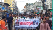 হাজীগঞ্জে গ্রেফতারকৃত মিঠু কাজীর ফাঁসির দাবিতে বিক্ষোভ ও মানববন্ধন