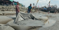 হাতিয়ায় নদী ভাঙ্গন রোধকল্পে ফেলা বালিভর্তি জিও ব্যাগ ছিঁড়ে ফেলার অভিযোগ, স্থানীয়দের বিক্ষোভ