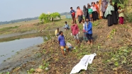 হাজীগঞ্জে কাদা থেকে টেনে তোলা হলো নারীর মরদেহ