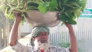 বাড়ি বাড়ি শাক বিক্রি করে সংসার চালাচ্ছেন মিছির আলী
