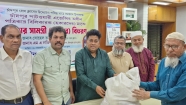 পত্রিকা বিলিকারকদের মাঝে চাঁদপুর প্রেস ক্লাবের  ইফতার সামগ্রী বিতরণ