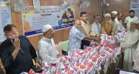 হাজীগঞ্জে অসচ্ছল মানুষের মাঝে বনফুল সংঘের ঈদ উপহার বিতরণ