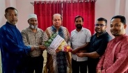 জাতীয় প্রেসক্লাবের সভাপতিকে চাঁদপুর কণ্ঠ ও  ইলশেপাড়ের ফু্লেল শুভেচ্ছা