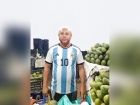 মেসি-প্রেমে বুঁদ বাবুরহাটের মফিজুর : ‘আর্জেন্টিনা’ বললেই ফলের দামে বিশেষ ছাড়!