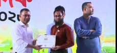প্রধানমন্ত্রীর হাত থেকে দেশসেরা কর্মচারীর পুরস্কার গ্রহণ করলেন  মো. ফরিদুল ইসলাম