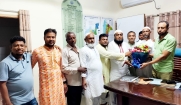 চাঁদপুর মডেল থানার ওসিকে চৌধুরী ঘাট ব্যবসায়ী সমিতির ফুলেল শুভেচ্ছা