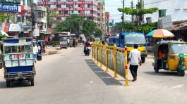ওয়্যারলেস মোড় সড়কে টিআই প্রবীর কুমার দাসের ডিভাইডার স্থাপন